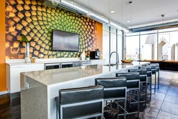 Bar & lounge area